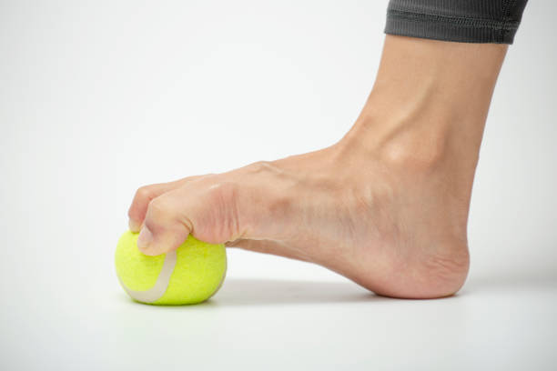 حرکت فشار توپ با شست پا «Toe Press with Ball»